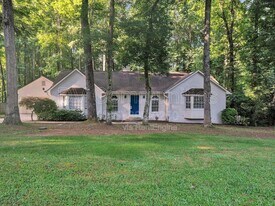 2557 Ashley Cir in Jonesboro, GA - Building Photo