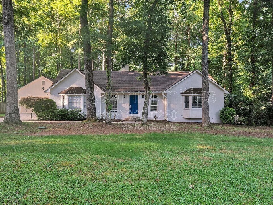 2557 Ashley Cir in Jonesboro, GA - Building Photo