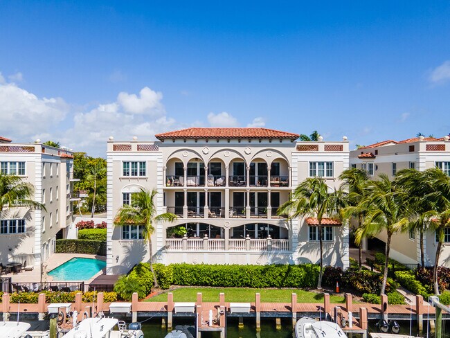 Hemingway Landings Condominiums in Fort Lauderdale, FL - Building Photo - Building Photo