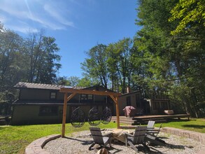 103 Tunkhannock Trail in Pocono Pines, PA - Building Photo - Building Photo