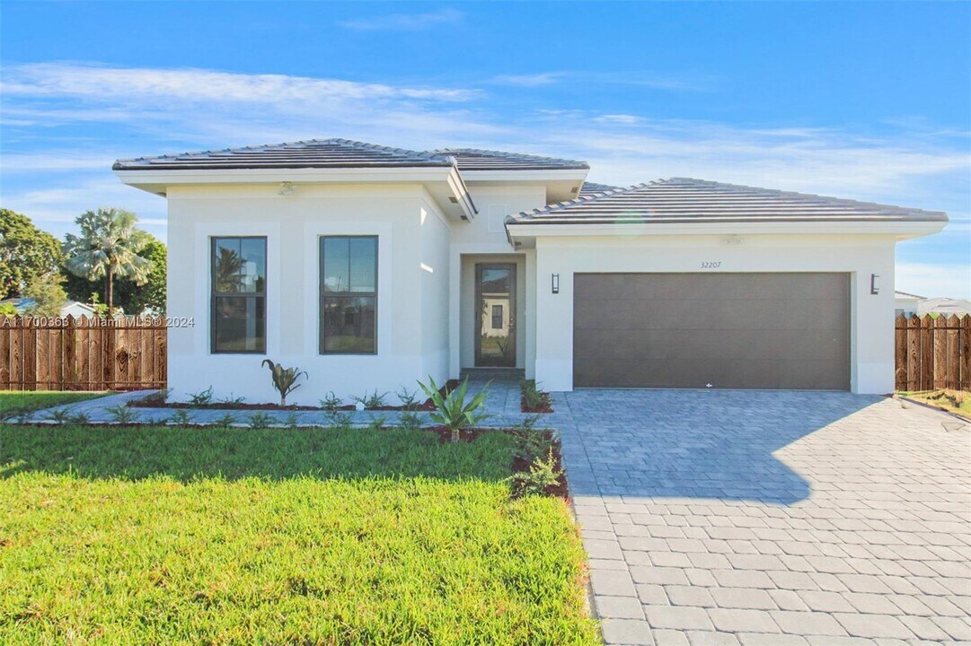 32207 SW 196th Ave-Unit -2 in Homestead, FL - Building Photo