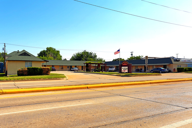 El Dechado in Yukon, OK - Foto de edificio - Building Photo