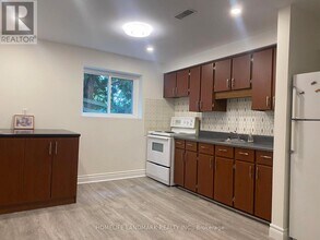 1052 Elgin St in Newmarket, ON - Building Photo - Building Photo