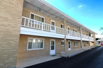 220 Griffing Ave in Woodstock, IL - Building Photo - Building Photo