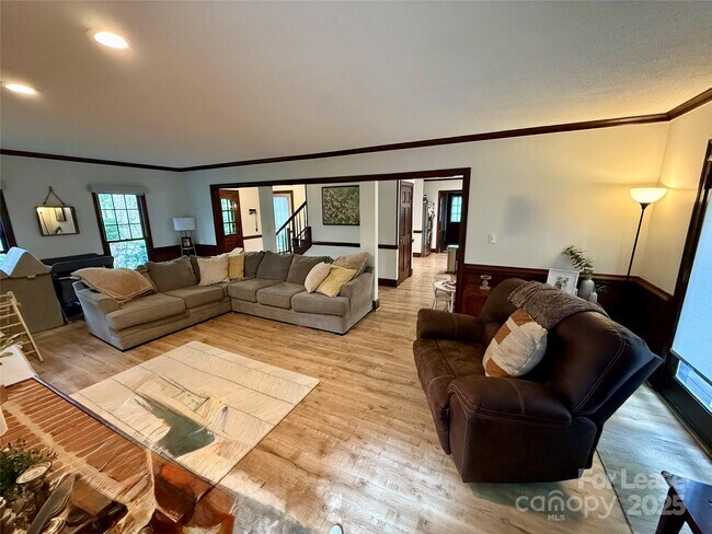 9430 Hill Rd in Charlotte, NC - Foto de edificio - Building Photo