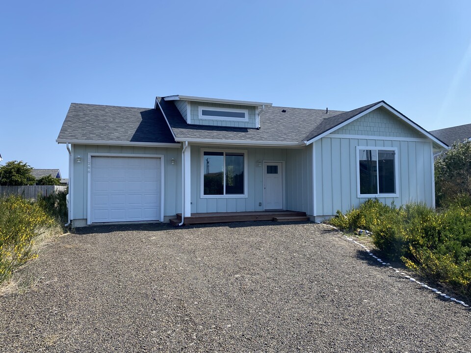 1266 Fairwood Dr SW in Ocean Shores, WA - Building Photo