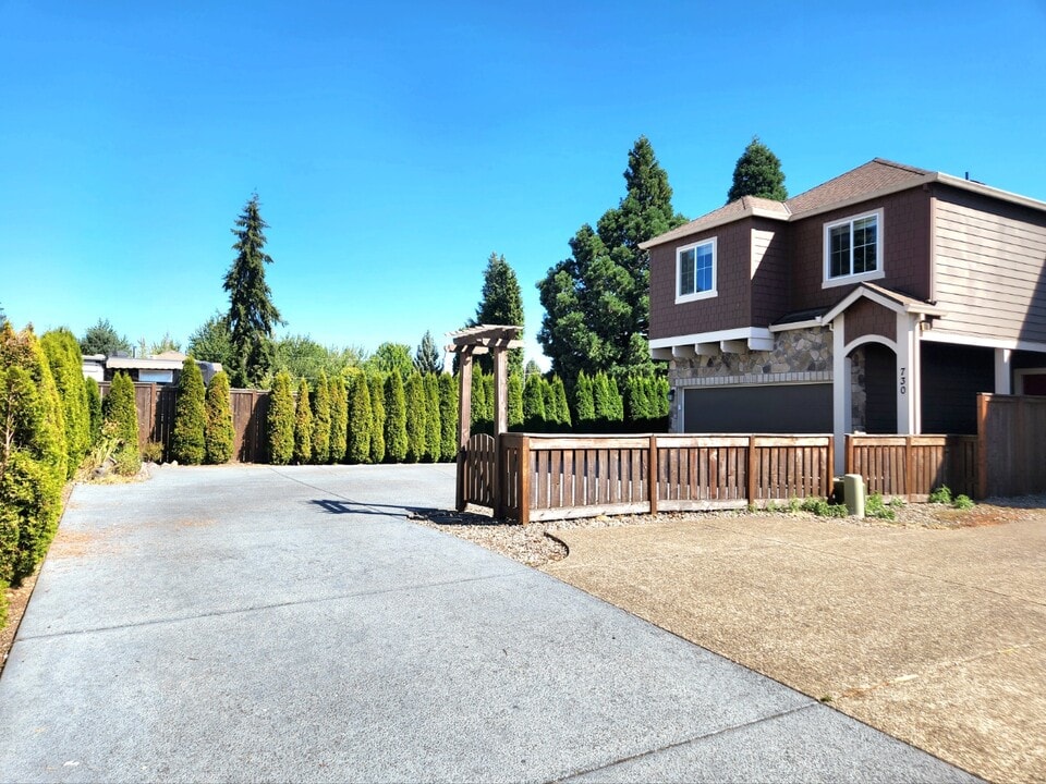 730 SW 207th Pl in Beaverton, OR - Building Photo