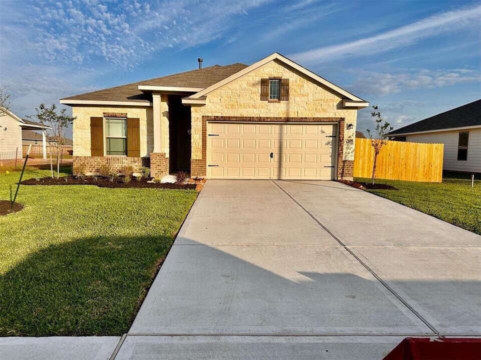 507 Turtle Dove Dr in Sealy, TX - Building Photo