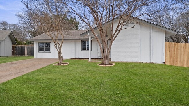 1112 Village Green Dr in Austin, TX - Building Photo - Building Photo