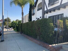 1106 S Doheny Dr, Unit 1106.5 in Los Angeles, CA - Foto de edificio - Building Photo