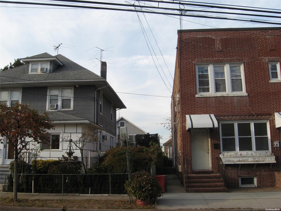 152 Garfield Ave in Mineola, NY - Building Photo