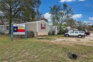 401 S Woodson St in Willis, TX - Building Photo
