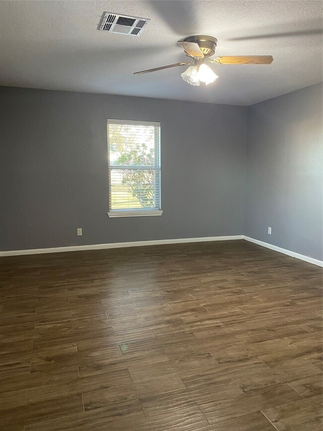1410 E Houston St in Highlands, TX - Building Photo - Building Photo