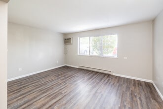 Piccadilly East in Oregon, OH - Foto de edificio - Building Photo