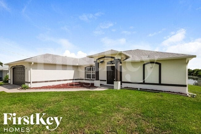 530 NE 15th Terrace in Cape Coral, FL - Foto de edificio - Building Photo