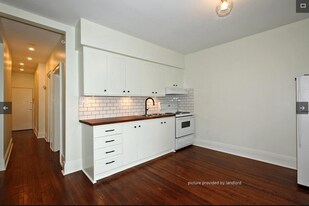 SPACIOUS, Bright, 1000 SQFT Upper unit in High Park. in Toronto, ON - Building Photo