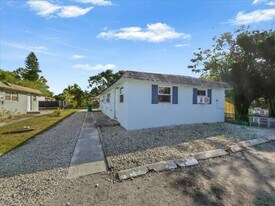 2495 Bayside St, Unit B in Naples, FL - Building Photo