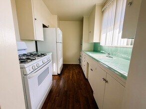 226 N Marengo Ave, Unit D in Alhambra, CA - Building Photo - Building Photo