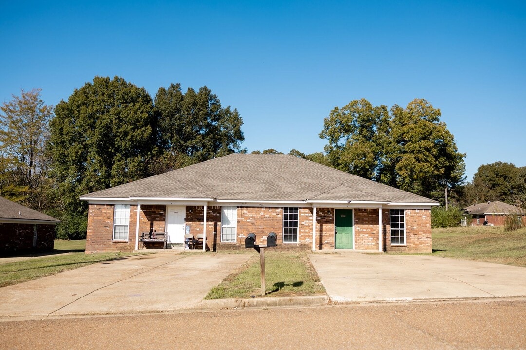 100 Nikki Dr in Senatobia, MS - Building Photo