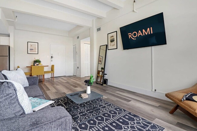 1300 Collins Ave in Miami Beach, FL - Foto de edificio - Building Photo