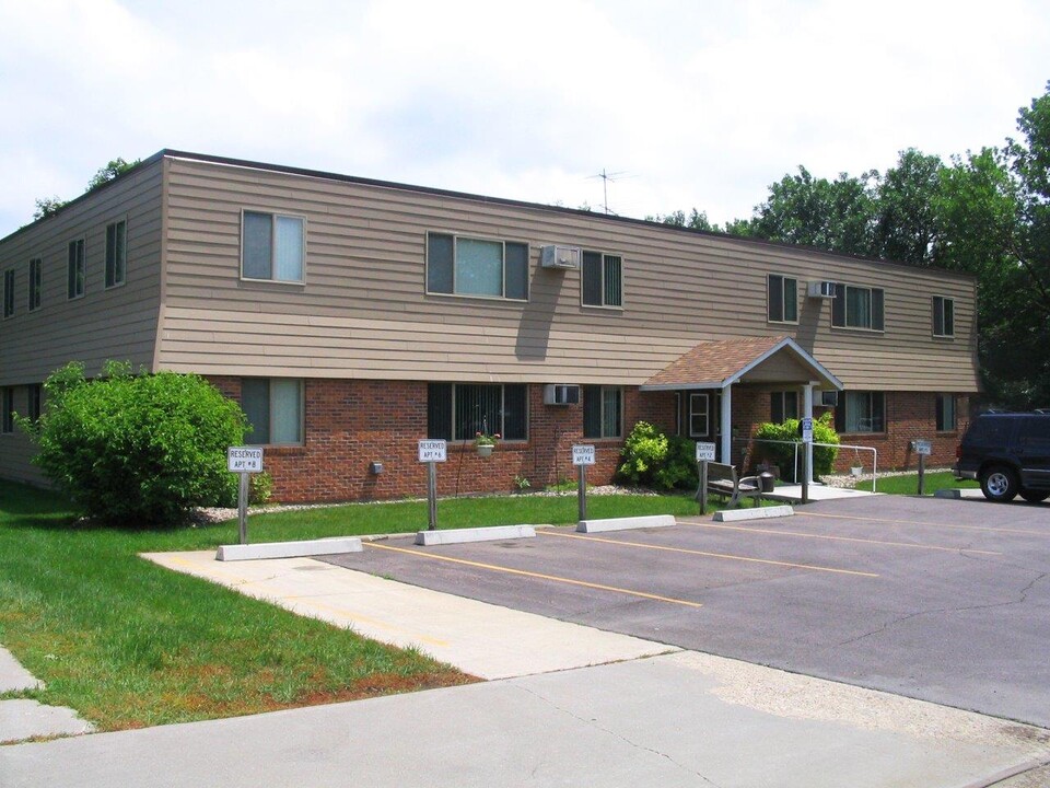 Canton Villas Apartments in Canton, SD - Building Photo