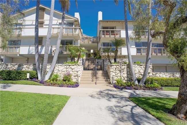 Lunada Bay Apartments in Palos Verdes Peninsula, CA - Foto de edificio - Building Photo
