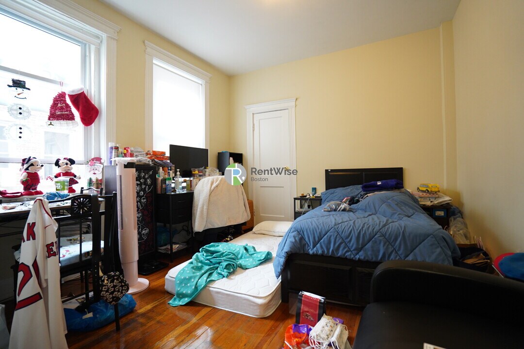 35 Gardner St in Boston, MA - Building Photo