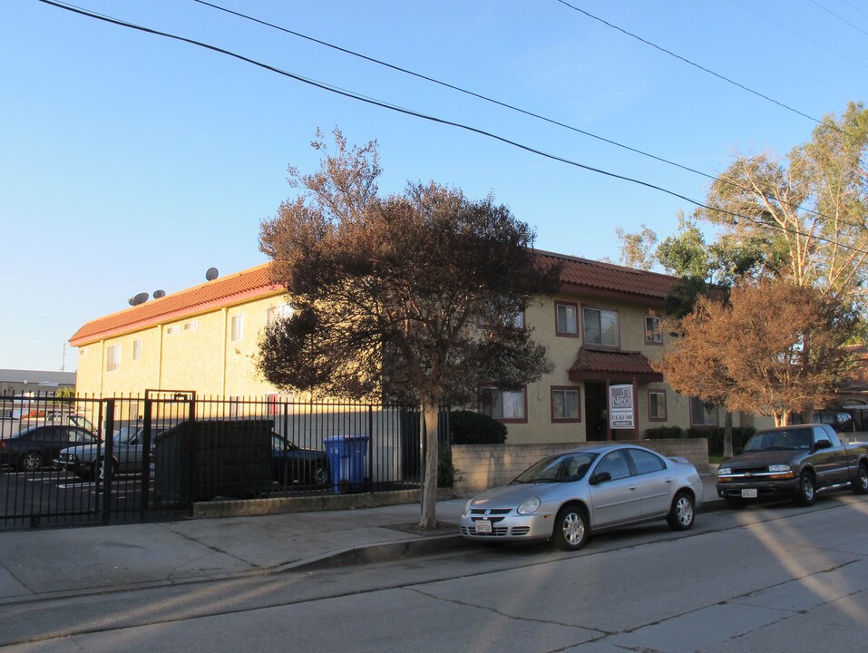 18526 Calvert St in Tarzana, CA - Building Photo