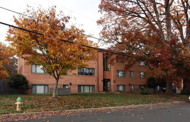 Upton House in Arlington, VA - Building Photo - Building Photo