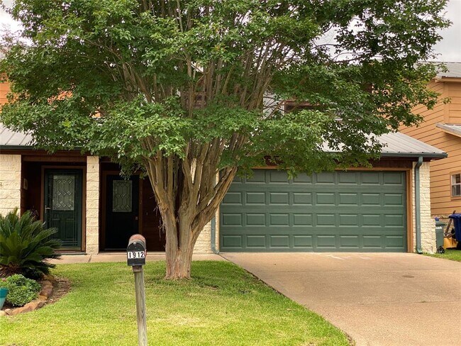 1912 20th St in Huntsville, TX - Foto de edificio - Building Photo
