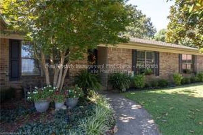 306 Elfen Glen St in Van Buren, AR - Building Photo - Building Photo