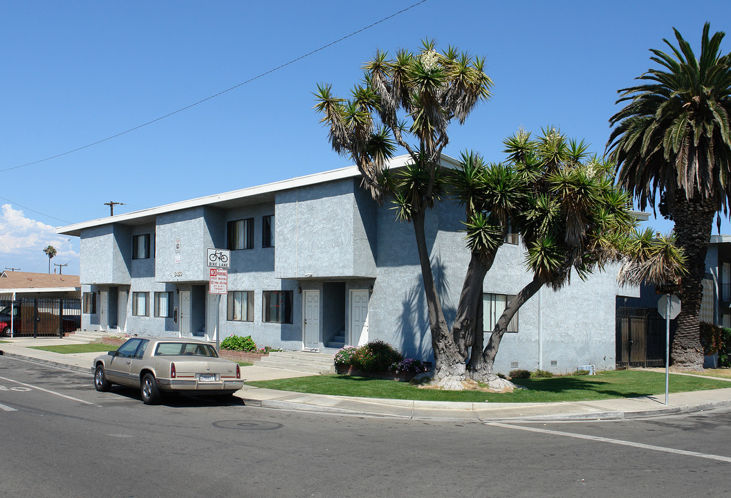 5450 S J St in Oxnard, CA - Foto de edificio