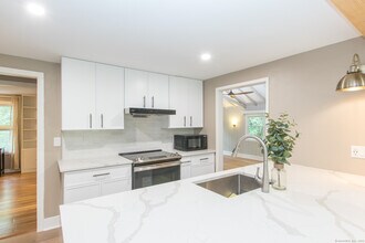211 New Canaan Rd in Wilton, CT - Building Photo - Building Photo