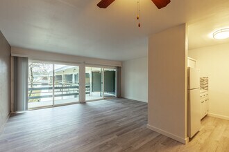 Edgemont Apartments in Portland, OR - Building Photo - Interior Photo