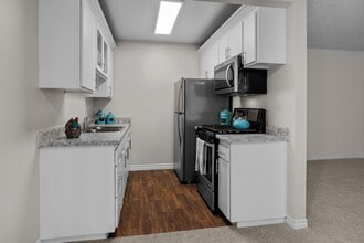 Cambridge Apartments in Huntington Beach, CA - Foto de edificio - Building Photo