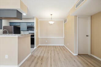 11201 Lynbrook Dr in Houston, TX - Building Photo - Building Photo