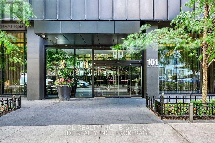 101-101 Charles St E in Toronto, ON - Building Photo