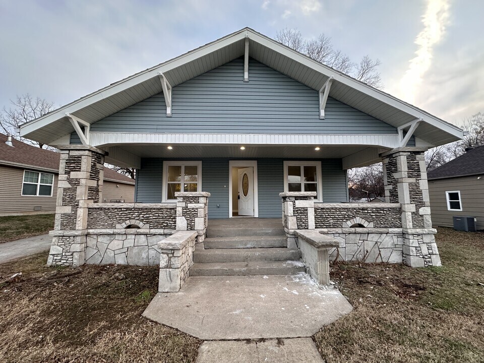 528 W Division St in Springfield, MO - Building Photo