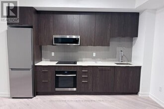 2501 Saw Whet Blvd. in Oakville, ON - Building Photo - Building Photo