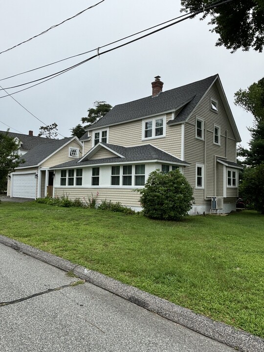 11 Uncas Rd in East Lyme, CT - Foto de edificio