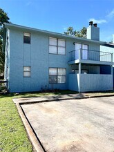 3221 Hirschfield Rd in Spring, TX - Foto de edificio - Building Photo