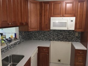 3396 Foxcroft Rd in Miramar, FL - Foto de edificio - Building Photo