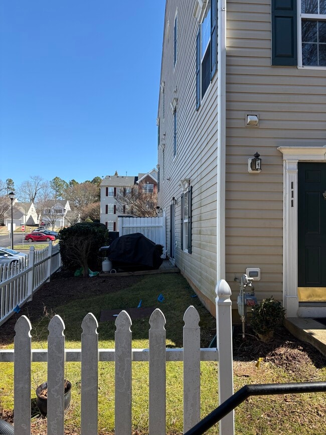 2610 Ivory Run Way, Unit 111 in Raleigh, NC - Foto de edificio - Building Photo