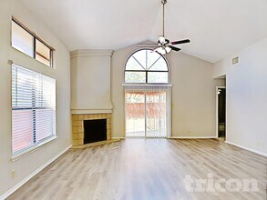 7947 Flower Trail in San Antonio, TX - Foto de edificio - Building Photo