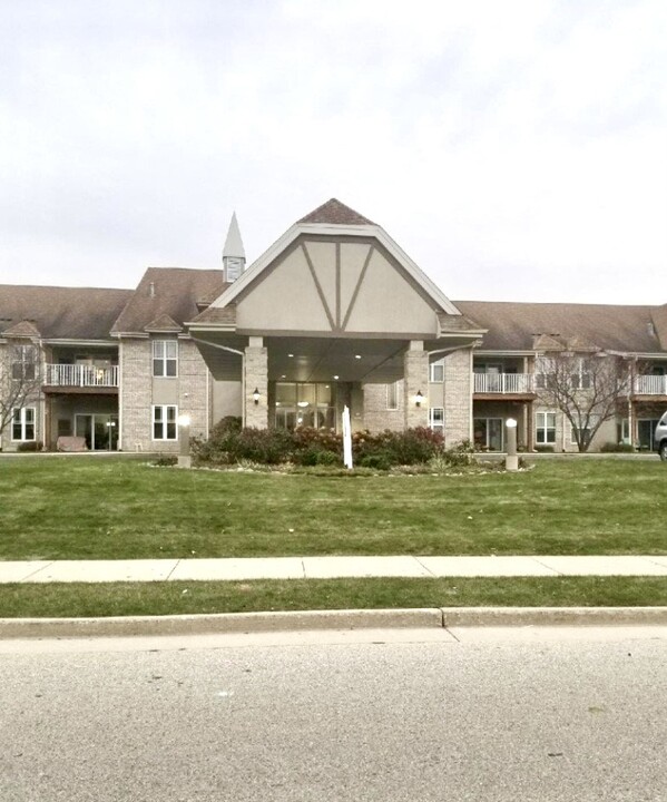 N113W16241 Sylvan Cir, Unit 204 in Germantown, WI - Building Photo