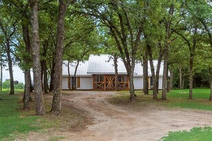 1402 Posey Brewer Rd in Sunset, TX - Building Photo