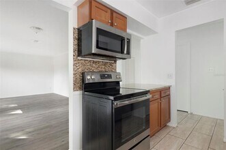 7670 8th St N in St. Petersburg, FL - Foto de edificio - Building Photo