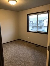 1013 Tanner Ct in Tea, SD - Foto de edificio - Building Photo
