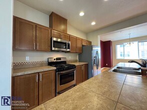 10733 NE Gateway Pl in Hillsboro, OR - Building Photo - Building Photo