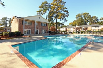 Woodland Village Apartments in Columbia, SC - Foto de edificio - Building Photo